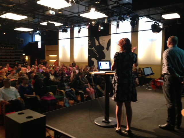 Jenny Eklund, moderator på SEE Västerbottens hållbarhetsvecka SEE-2013_moderatorpublik och moderator Jenny Eklund